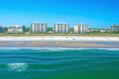 Image de Third-floor, oceanfront condo with balcony, WiFi, washer\/dryer & pool