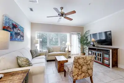 Image de Home near beach with free WiFi, shared pool, central Ac, private W/D
