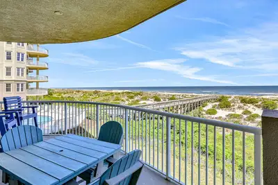 Image de Newly Renovated, Oceanfront Condo with Balcony, WiFi, Laundry & Shared Pool