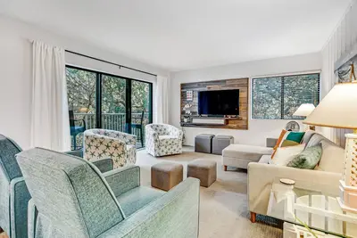 Image de Beachwood Residence Nestled in a Canopy of Oak Trees