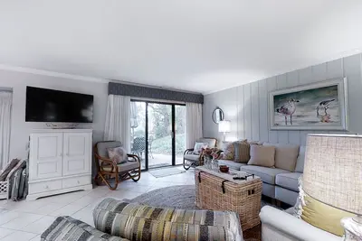 Image de Dog-friendly oceanfront getaway with shared pool & central Ac