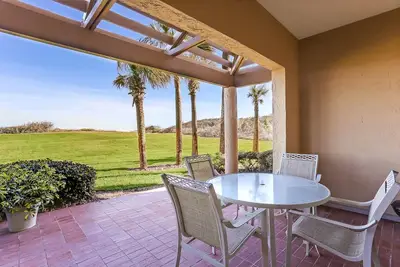 Image de Dog-friendly condo steps to beach wth pool, Ac & elevator