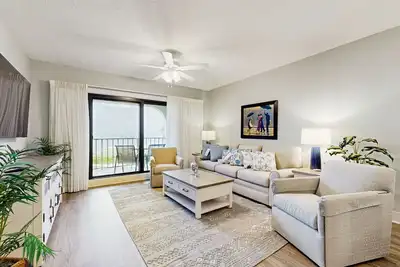 Image de Newly Renovated--Beautiful Ocean-Side Condo - Only Steps to Pool & Beach