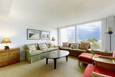 Image de Oceanfront condo with balcony, water views, outdoor pool & tennis