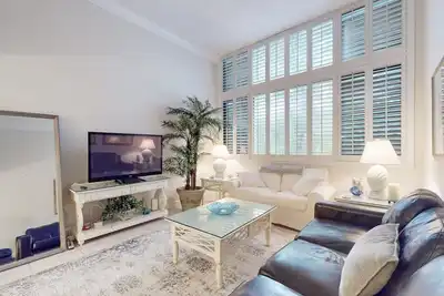 Image de Stunning Condo near the Ocean w/Private Balcony, W/D, Shared Outdoor Pool, A/C