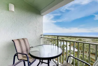 Image de Oceanfront condo with breathtaking views, balcony, Ac & outdoor pool