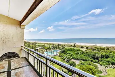 Image de Oceanfront condo with spacious balcony, great views, Ac & outdoor pool