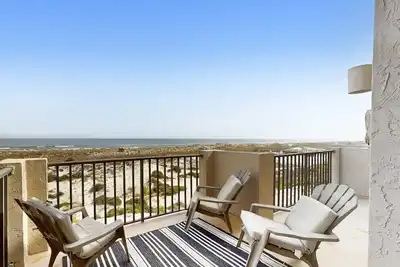 Image de Oceanfront townhome with a furnished balcony, outdoor pool, & tennis