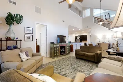 Image de Summerwoods end-unit condo with an outdoor pool, central Ac, & washer/dryer