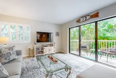 Image de Dog-Friendly Beach Wood villa across the street from the beach with pool