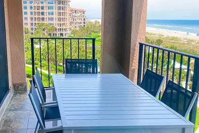 Image de Attractive home steps from ocean with pool, central Ac, deck & fast WiFi