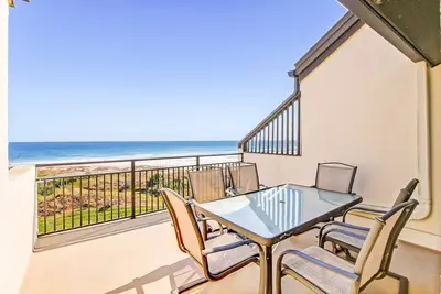 Image de 2nd-floor, oceanfront condo with balcony, sunrise views & pool - near the beach