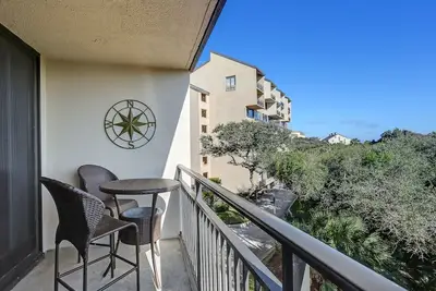 Image de Renovated condo with balcony, lush views, outdoor pool