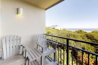 Image de Delightful condo in gated community with ocean views, balcony, Ac & pool