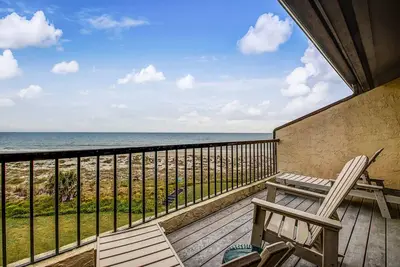 Image de Dog-friendly oceanfront townhouse with covered balcony, views, pool & Ac