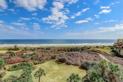 Image de Sunny, oceanfront condo with great views, balcony & outdoor pool