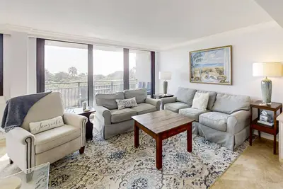 Image de Spacious condo with beach access, balcony, Ac & outdoor pool