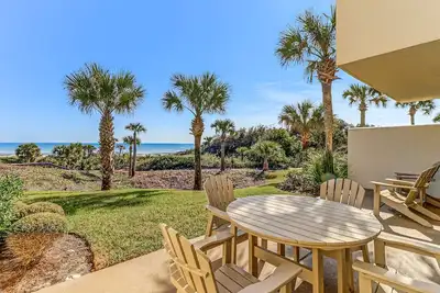 Image de Beautifully decorated oceanfront condo with patio, pool, tennis & beach access