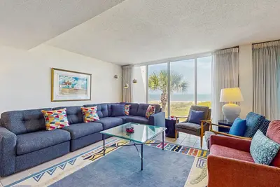 Image de Renovated condo with easy beach access, balcony, pool & spectacular ocean views