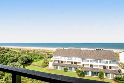 Image de Ocean-view 4th-floor condo with balcony, outdoor pool & central Ac