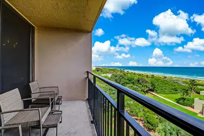 Image de Renovated 3rd-floor condo with oceanfront balcony, Ac & outdoor pool