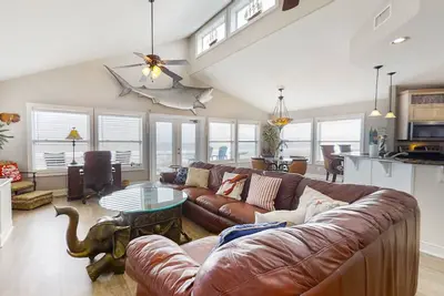 Image de Spacious Beachfront Home w/Deck, Balcony, Central A/C, Washer/Dryer, and WiFi