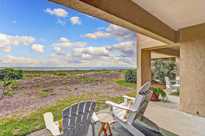 Image de Beachfront condo with outdoor pool, patio & washer/dryer - dog-friendly