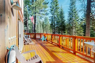 Image de Charming cabin near downtown Truckee & skiing with large deck & hot tub