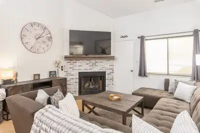 Image de 3 Br, 3 Bath sleeps 10. Next to Giant Steps Lodge. Ski in/out