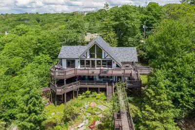 Image de Halftime Haus - 5br ski in/ski out on Beech. Beautiful views, high end updates, perfect location!