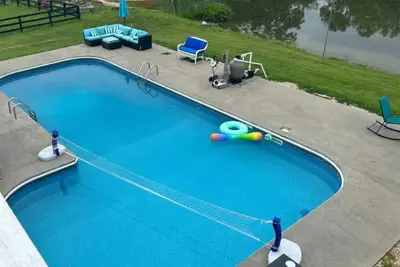 Totally secluded! Pool, Lake! Close to Keeneland, Ky Horsepark, Ark, Ky Derby