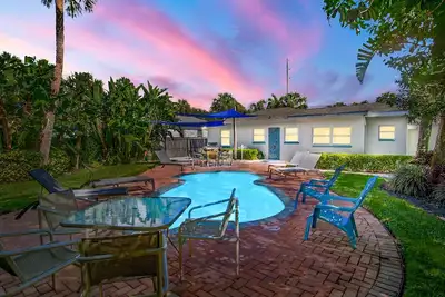 Image de 4-Bed Coastal Retreat: Heated Pool, 200 Steps to Beach, Walk to Fun!