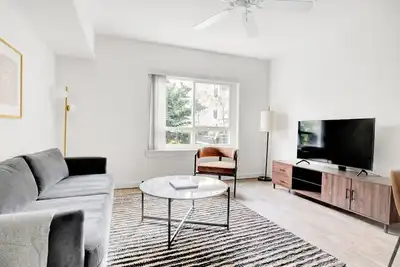 Image de Deluxe Downtown Bellevue 2br w/ W/D & Storage, near Shops, by Blueground