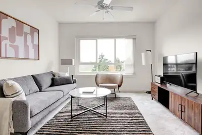 Image de Dreamy Downtown Bellevue 2br w/ W/D & Storage, near Shops, by Blueground