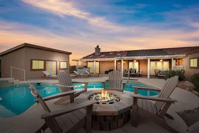 Image de ❤ Newly Renovated 5br/3ba Cozy Retreat Strip & Mountain Views, Fire Pit, Pool! \n
