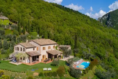 Image de Villa en Ombrie avec Piscine et Vue