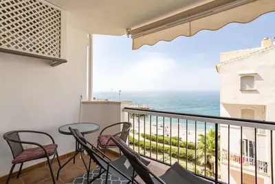 Image de Appartement de style proche plage avec vue sur la mer, piscine, Wi-Fi et balcon.