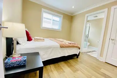 Image de Master bedroom with private bathroom in New home