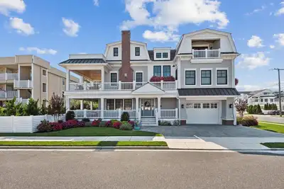 Image de 1 Block to the beach - This property is a custom Tom Welsh home, on a quiet corner lot, close to everything Avalon has to offer.