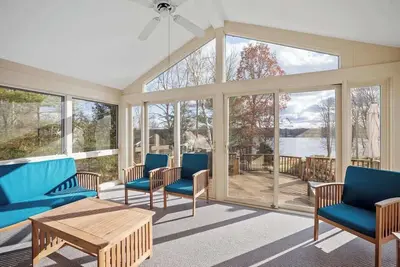 Image de Halfmoon Lake 4br Home w Game Room, Deck, Dock!