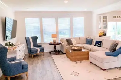 Image de Luxurious 5 Bedroom Near Beach, Amenities Galore!