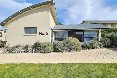Image de No 5 - Pristine property with an ocean blue back drop