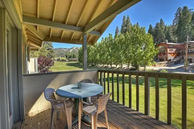 Image de Beautiful golf course townhome just a short walk to ski slopes, Bbq + more