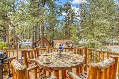 Image de Classic modern cabin with game room, pool table, deck, Bbq and more!