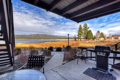 Image de Beautiful lakefront home with amazing views, Bbq, and a short walk to everything