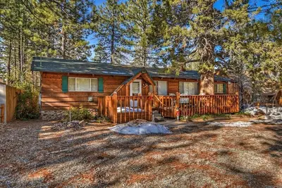 Image de Centrally-located pet-friendly cabin with private hot tub, game room and more!