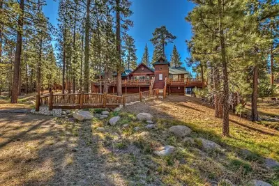 Image de Upscale log cabin with gourmet kitchen, fireplace, minutes away from attractions
