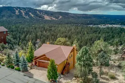 Image de Luxurious Home with Panoramic Views, Hot Tub, Game Room and More!
