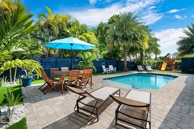 Image de Spacious Oasis-Pool-OutdoorBar&Kitchen-Playground!