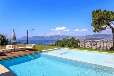 Image de Confortable villa au sommet de Cannes, 8 chambres, double piscine, vue mer